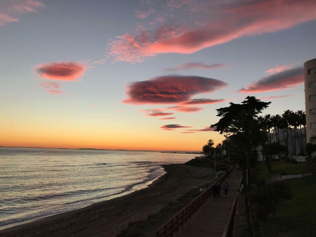 Apartment On Beach Mijas Sitio de Calahonda 外观 照片