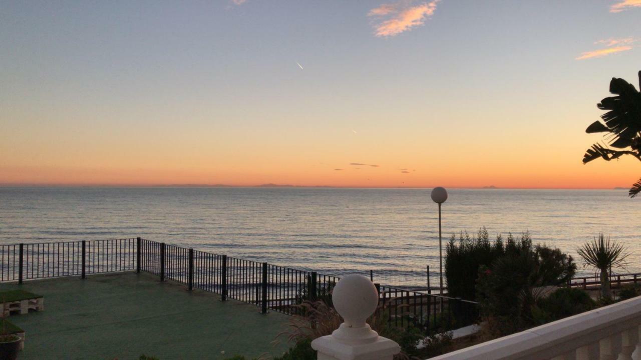 Apartment On Beach Mijas Sitio de Calahonda 外观 照片